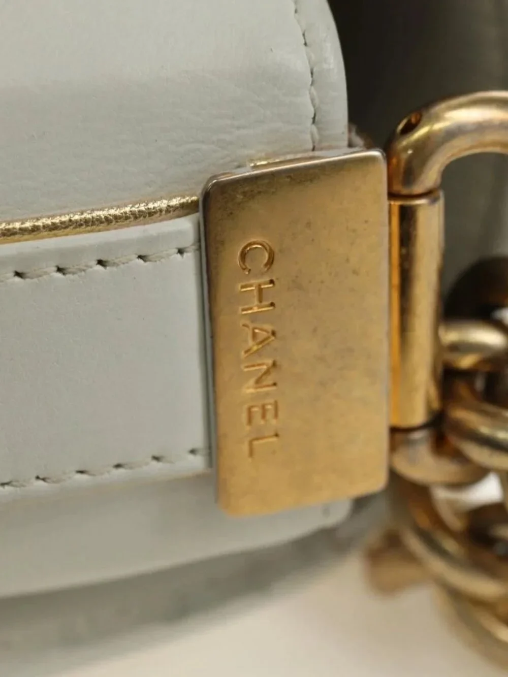 CHANEL Chain Boy Chanel Shoulder Bag Leather White Gold CC Auth ka4428V